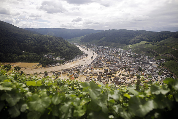 當?shù)貢r間2021年7月15日，德國艾菲爾，連續(xù)暴雨之后洪水泛濫。人民視覺? 資料圖