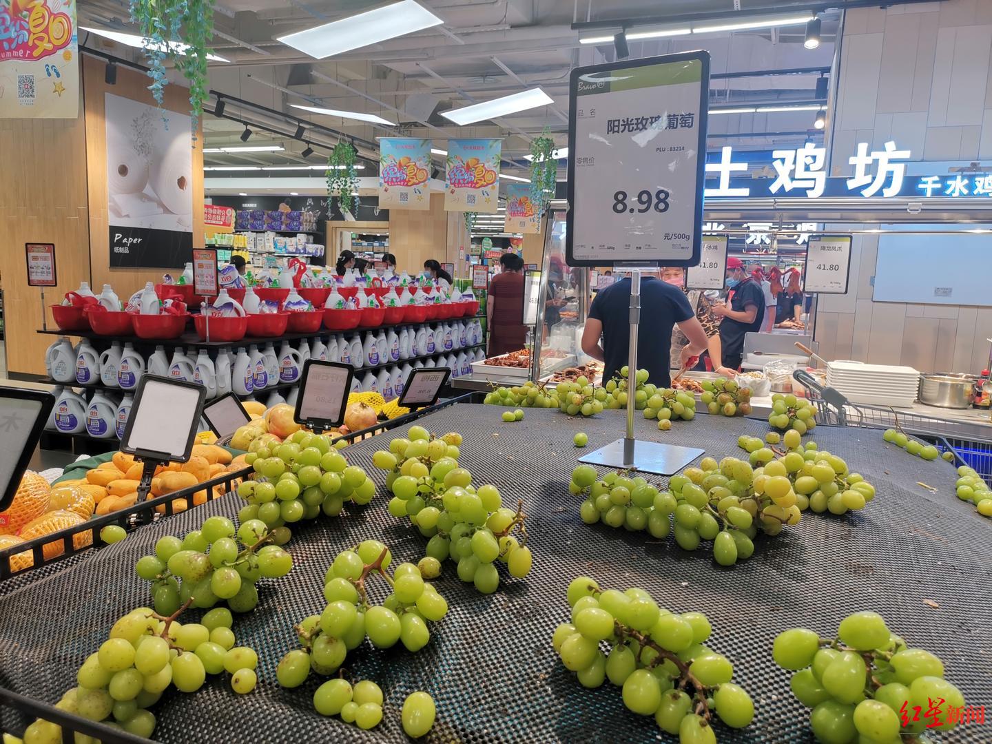 8月18日，西昌永輝超市里的陽(yáng)光玫瑰葡萄售價(jià)每斤8.98元